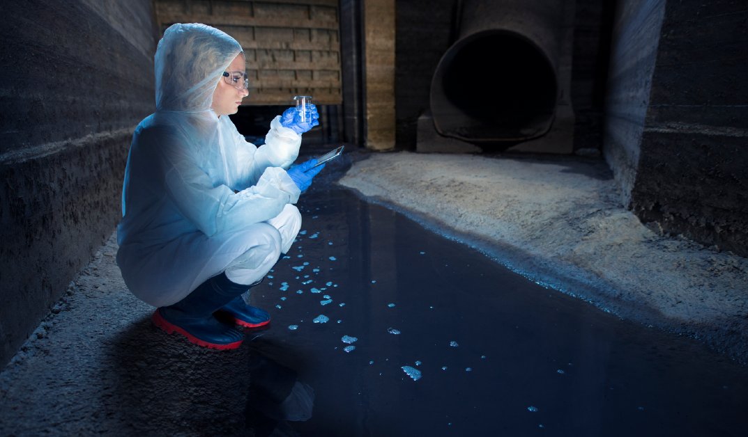 Torre de refrigeración industrial — foco de legionela